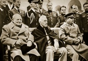 ヤルタ会議でのビッグスリー。チャーチル首相、ルーズベルト大統領、スターリン将軍、1945年2月